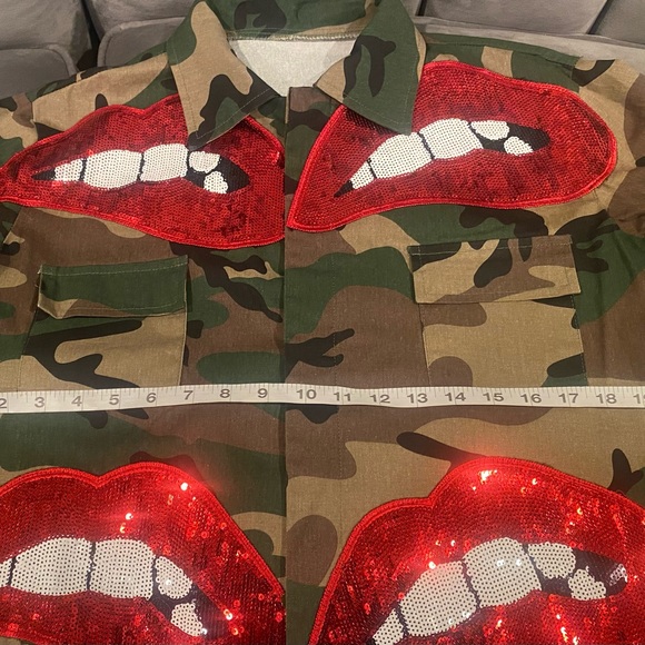 Camo and Red Lip jacket 👄 - Picture 3 of 5